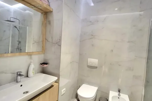 Shtepi ne shitje Apartament ne Tirane, 1+1, Mobilimi E mobiluar, Pagesa 240,000  Euro.