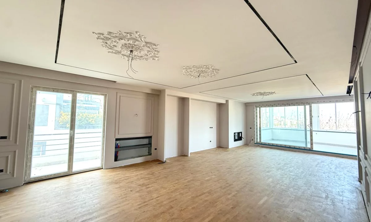 Shtepi ne shitje Penthose(kati i fundit panoramik) ne Tirane, 3+1, Mobilimi Bosh, pa mobiluar, Pagesa 700,000  Euro.