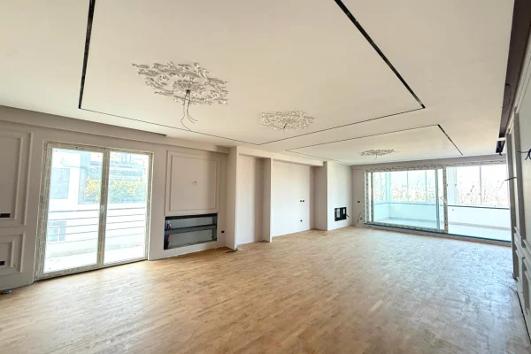 Shtepi ne shitje Penthose(kati i fundit panoramik) ne Tirane, 3+1, Mobilimi Bosh, pa mobiluar, Pagesa 700,000  Euro.