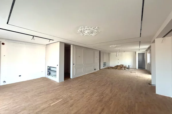 Shtepi ne shitje Penthose(kati i fundit panoramik) ne Tirane, 3+1, Mobilimi Bosh, pa mobiluar, Pagesa 700,000  Euro.