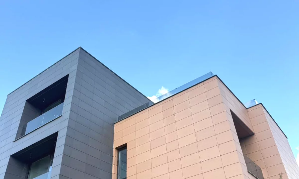 Shtepi ne shitje Vila Luksoze ne Tirane, 3+1, Mobilimi Bosh, pa mobiluar, Pagesa 1,370,000  Euro.