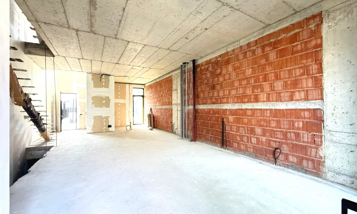 Shtepi ne shitje Vila Luksoze ne Tirane, 3+1, Mobilimi Bosh, pa mobiluar, Pagesa 780,000  Euro.