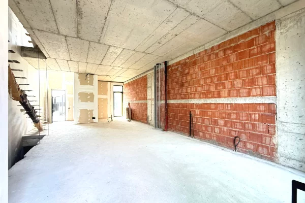 Shtepi ne shitje Vila Luksoze ne Tirane, 3+1, Mobilimi Bosh, pa mobiluar, Pagesa 780,000  Euro.