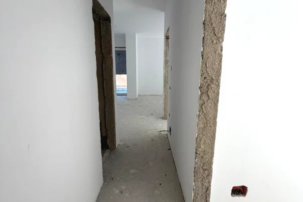 Shtepi ne shitje Apartament ne Tirane, 2+1, Mobilimi Bosh, pa mobiluar, Pagesa 158,700  Euro.