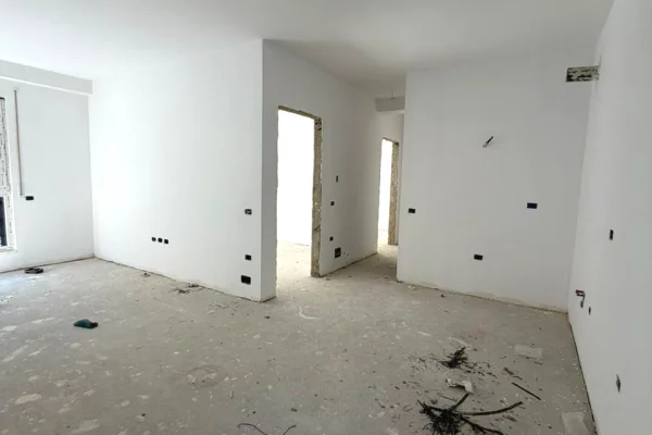 Shtepi ne shitje Apartament ne Tirane, 2+1, Mobilimi Bosh, pa mobiluar, Pagesa 158,700  Euro.