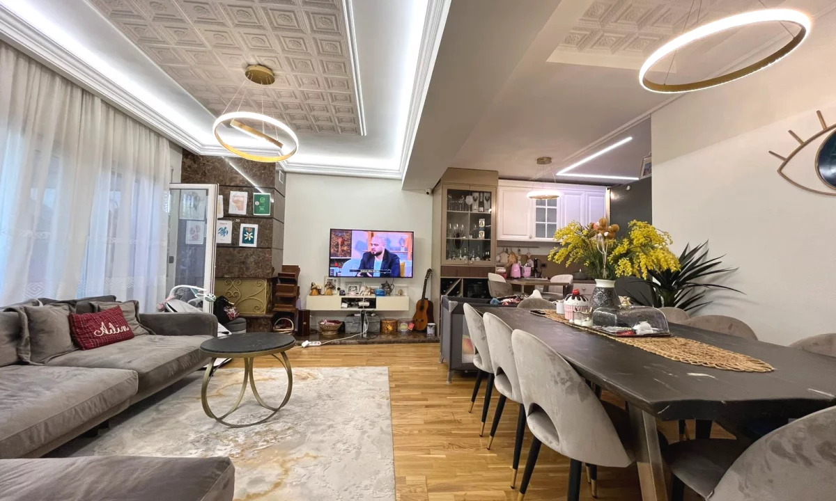 Shtepi ne shitje Duplex(shtepi me 2 kate) ne Tirane, 3+1, Mobilimi E mobiluar, Pagesa 330,000  Euro.