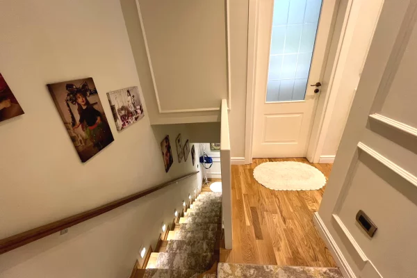 Shtepi ne shitje Duplex(shtepi me 2 kate) ne Tirane, 3+1, Mobilimi E mobiluar, Pagesa 330,000  Euro.