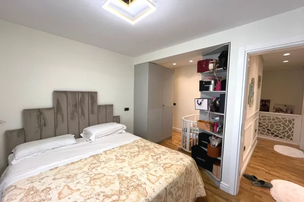 Shtepi ne shitje Duplex(shtepi me 2 kate) ne Tirane, 3+1, Mobilimi E mobiluar, Pagesa 330,000  Euro.