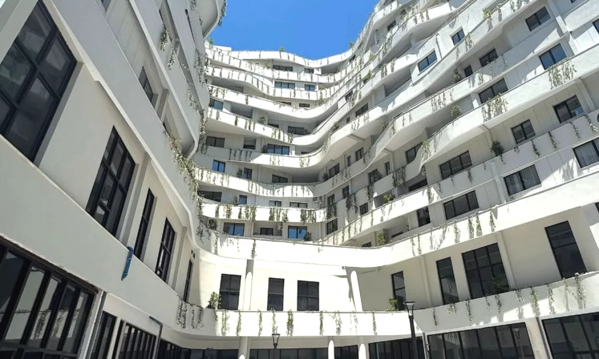 Shtepi ne shitje Apartament ne Tirane, Garsoniere, Mobilimi Bosh, pa mobiluar, Pagesa 118,000  Euro.