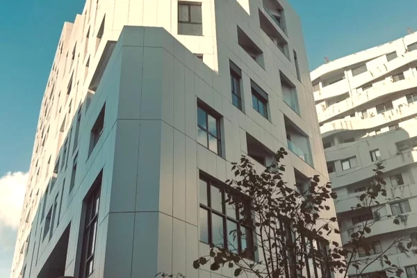 Shtepi ne shitje Apartament ne Tirane, Garsoniere, Mobilimi Bosh, pa mobiluar, Pagesa 118,000  Euro.