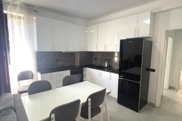 Shtepi ne shitje Apartament ne Tirane, 2+1, Mobilimi E mobiluar, Pagesa 161,000  Euro.