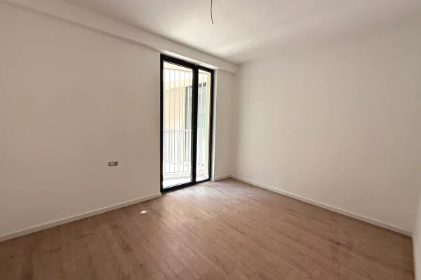 Ambiente Commerciale in Affitto 3+1 a Tirana - 900 Euro