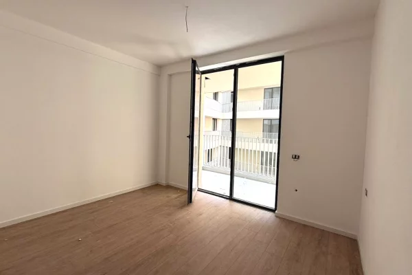 Ambiente Commerciale in Affitto 3+1 a Tirana - 900 Euro