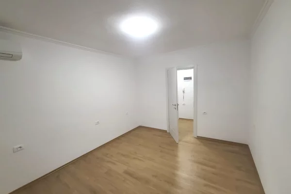 Ambient biznesi me qera 3+1 ne Tirane - 120,000 Leke