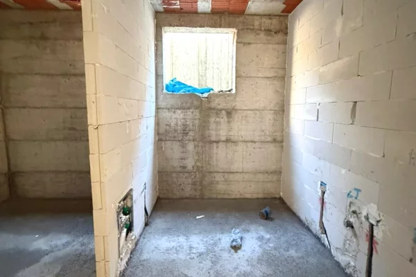 Shtepi ne shitje Vila Luksoze ne Tirane, 4+1, Mobilimi Bosh, pa mobiluar, Pagesa 700,000  Euro.