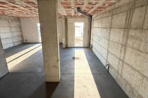 Shtepi ne shitje Vila Luksoze ne Tirane, 4+1, Mobilimi Bosh, pa mobiluar, Pagesa 700,000  Euro.