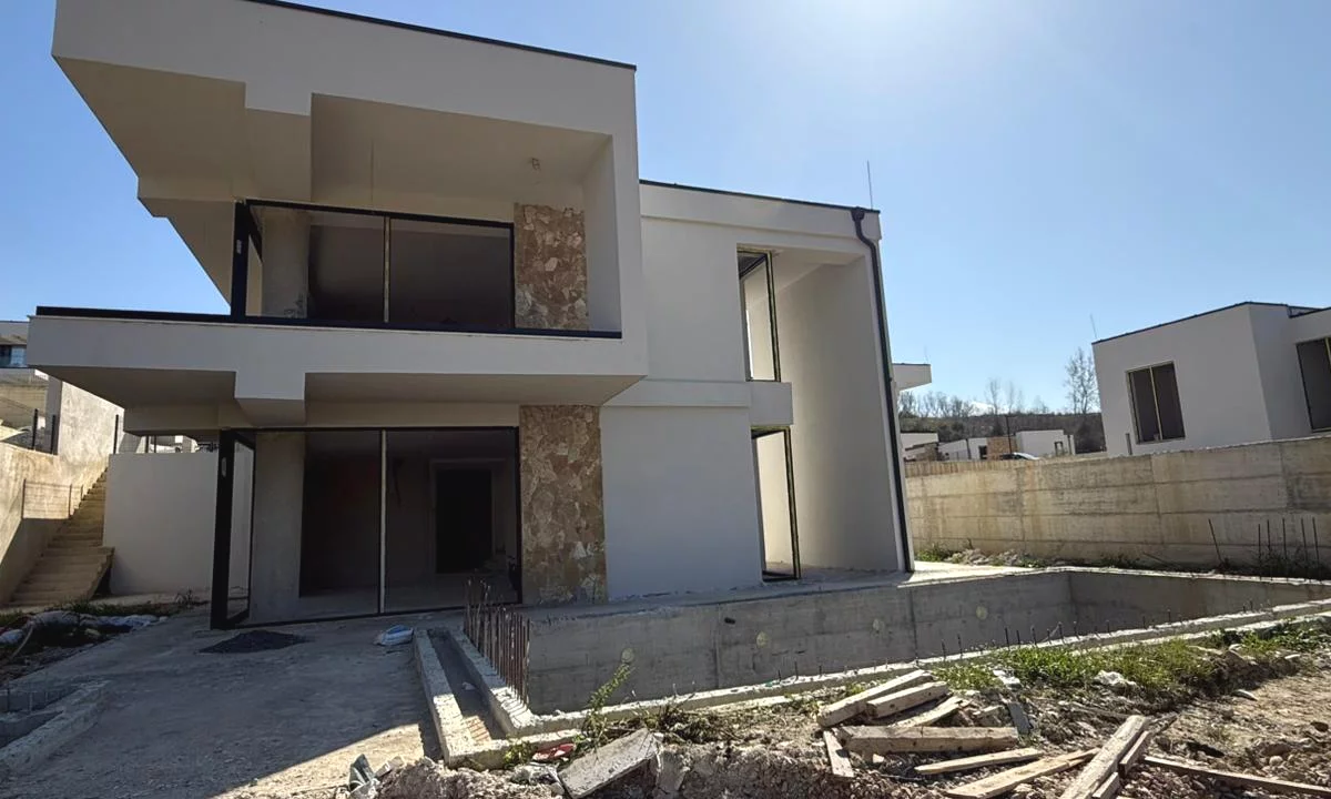 Shtepi ne shitje Vila Luksoze ne Tirane, 4+1, Mobilimi Bosh, pa mobiluar, Pagesa 750,000  Euro.