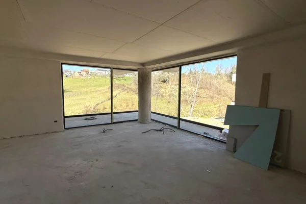 Shtepi ne shitje Vila Luksoze ne Tirane, 4+1, Mobilimi Bosh, pa mobiluar, Pagesa 750,000  Euro.