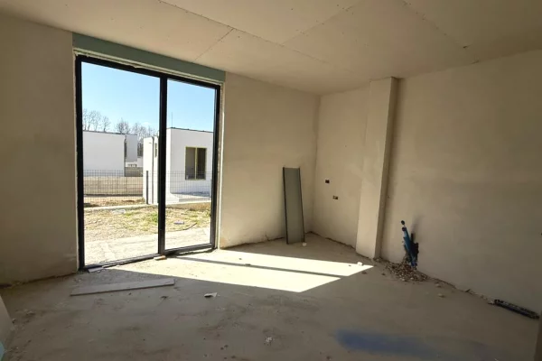 Shtepi ne shitje Vila Luksoze ne Tirane, 4+1, Mobilimi Bosh, pa mobiluar, Pagesa 750,000  Euro.