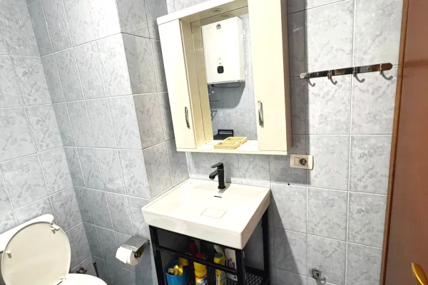 Shtepi me qera Apartament ne Tirane, 2+1, Mobilimi E mobiluar, Pagesa 65,000  Leke.