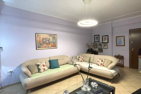 Shtepi me qera Apartament ne Tirane, 2+1, Mobilimi E mobiluar, Pagesa 700  Euro.