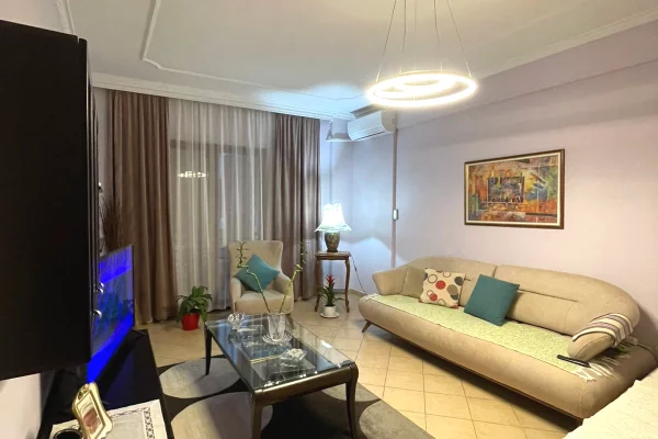 Shtepi me qera Apartament ne Tirane, 2+1, Mobilimi E mobiluar, Pagesa 700  Euro.