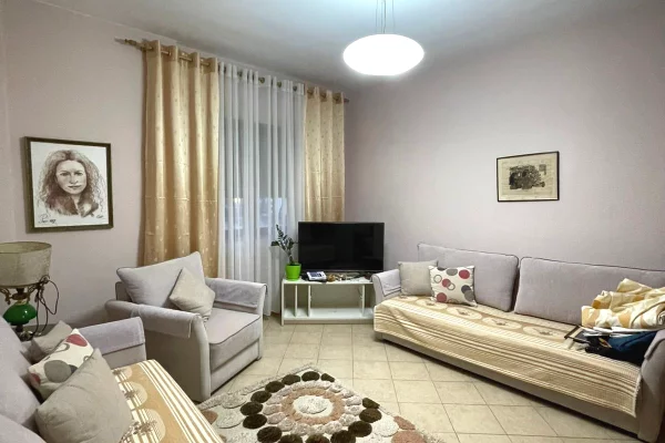 Shtepi me qera Apartament ne Tirane, 2+1, Mobilimi E mobiluar, Pagesa 700  Euro.
