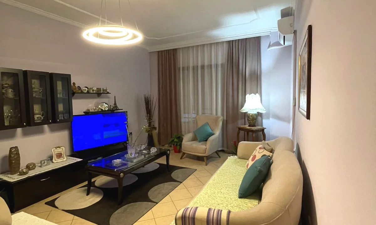 Shtepi me qera Apartament ne Tirane, 2+1, Mobilimi E mobiluar, Pagesa 700  Euro.