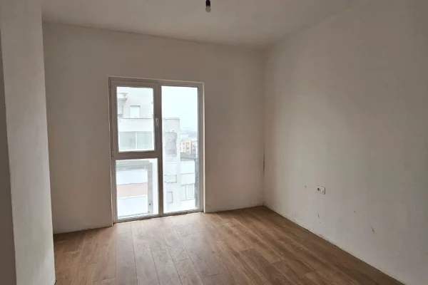 Shtepi ne shitje Apartament ne Tirane, 2+1, Mobilimi Bosh, pa mobiluar, Pagesa 125,000  Euro.