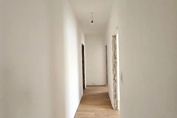 Shtepi ne shitje Apartament ne Tirane, 2+1, Mobilimi Bosh, pa mobiluar, Pagesa 125,000  Euro.