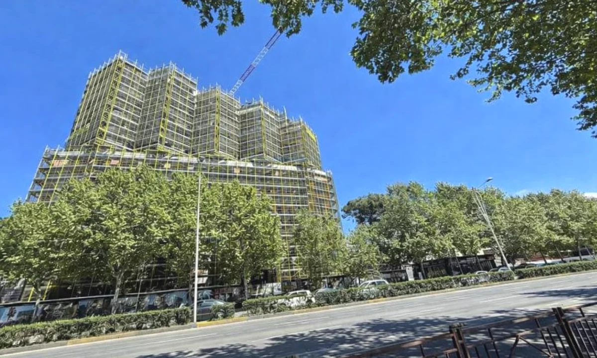 Shtepi ne shitje Apartament ne Tirane, 2+1, Mobilimi Bosh, pa mobiluar, Pagesa 160,001  Euro.