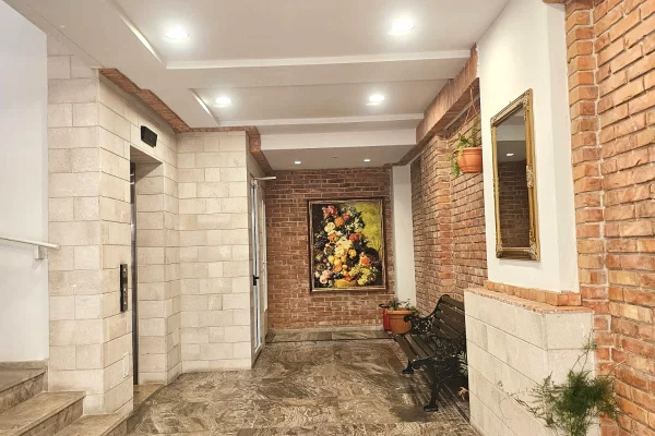 Ambient biznesi me qera 3+1 ne Tirane - 1,258 Euro