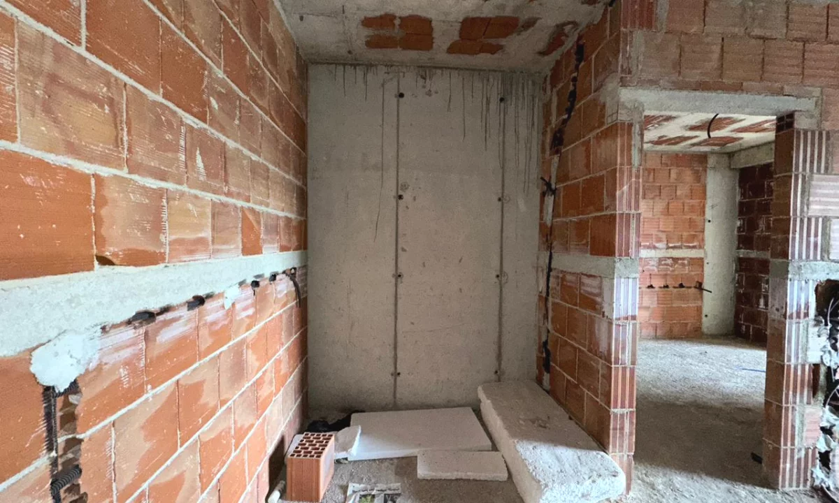 Shtepi ne shitje Apartament ne Tirane, 1+1, Mobilimi Bosh, pa mobiluar, Pagesa 118,800  Euro.