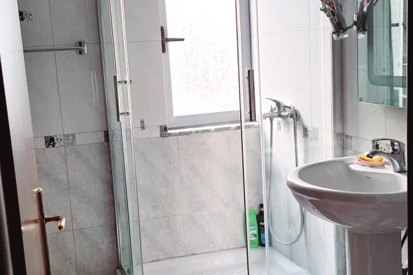 Shtepi ne shitje Apartament ne Tirane, 1+1, Mobilimi E mobiluar, Pagesa 110,000  Euro.