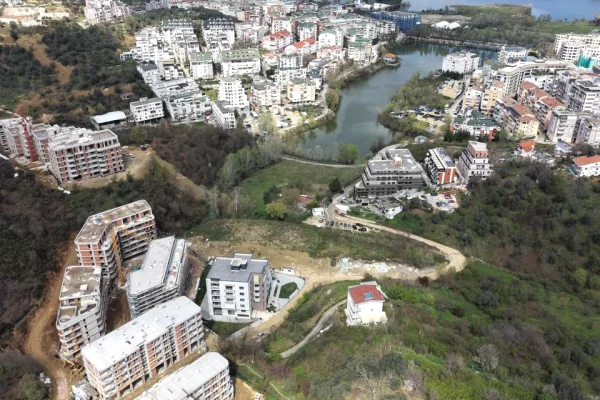 Shtepi ne shitje Duplex(shtepi me 2 kate) ne Tirane, 3+1, Mobilimi Bosh, pa mobiluar, Pagesa 402,300  Euro.