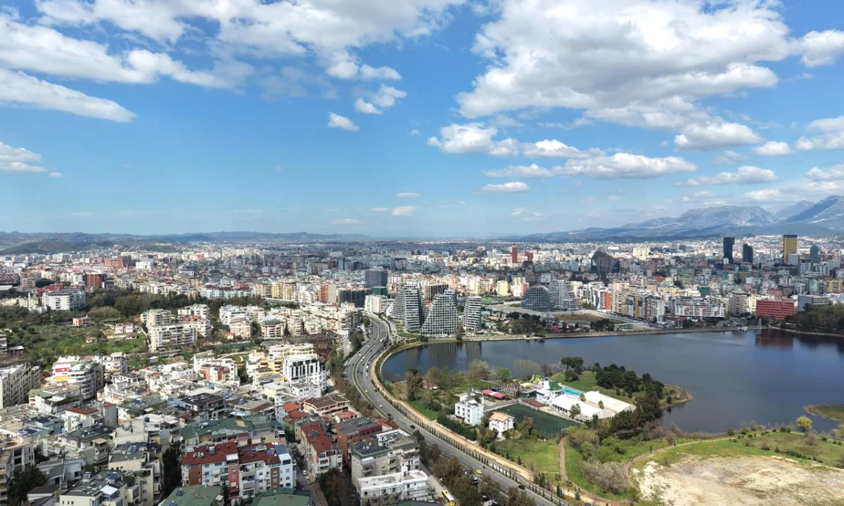 Shtepi ne shitje Duplex(shtepi me 2 kate) ne Tirane, 3+1, Mobilimi Bosh, pa mobiluar, Pagesa 402,300  Euro.