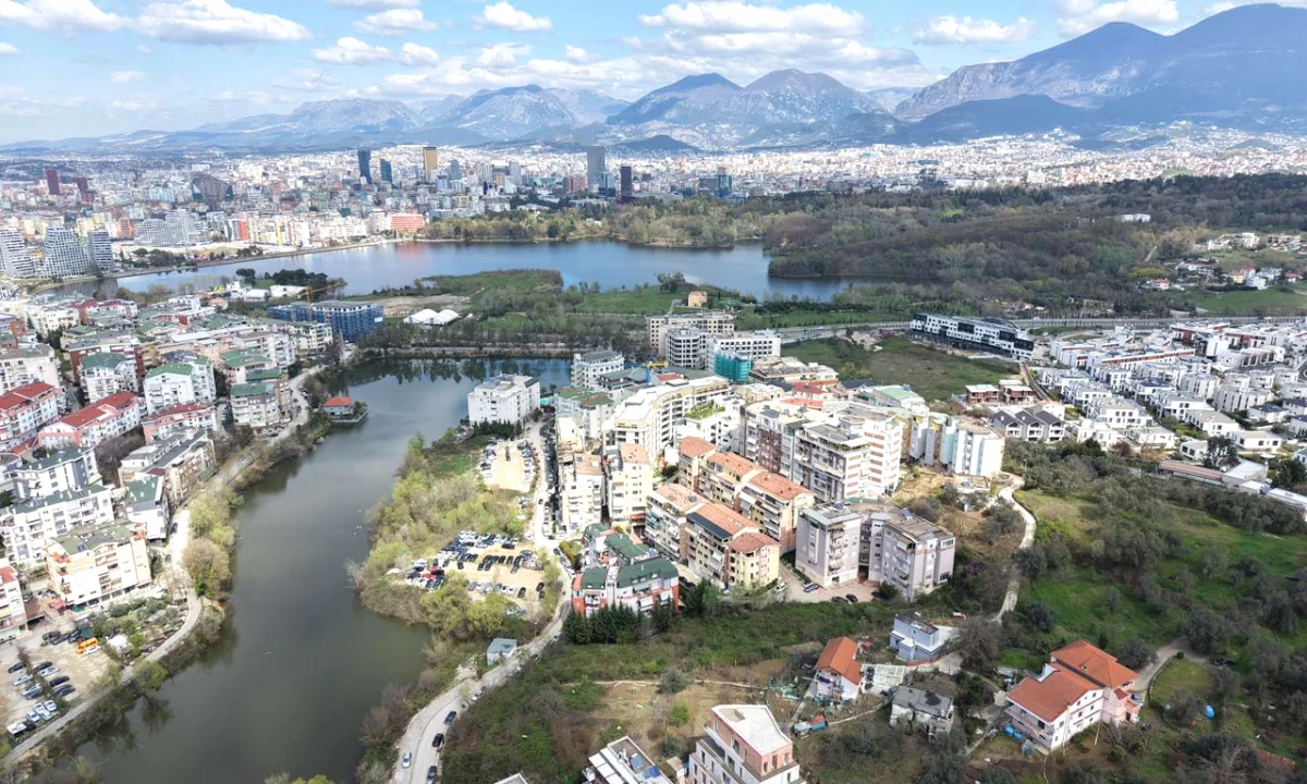 Shtepi ne shitje Apartament ne Tirane, 2+1, Mobilimi Bosh, pa mobiluar, Pagesa 260,000  Euro.