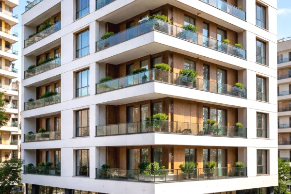 🏢JEPET GODINË 5-KATESHE ME QIRA PRANË KOMUNËS SË PARISIT