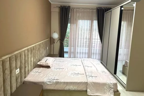 Shtepi me qera Apartament ne Tirane, 3+1, Mobilimi E mobiluar, Pagesa 1,400  Euro.