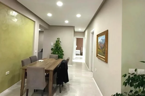 Shtepi me qera Apartament ne Tirane, 3+1, Mobilimi E mobiluar, Pagesa 1,400  Euro.