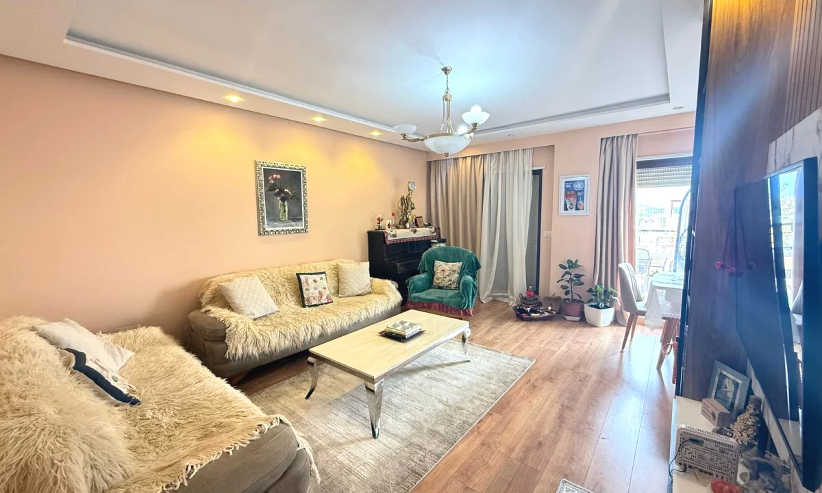 Shtepi ne shitje Apartament ne Tirane, 3+1, Mobilimi E mobiluar, Pagesa 345,000  Euro.