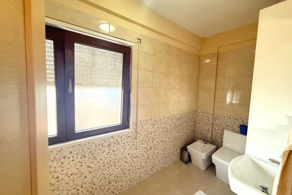 Shtepi ne shitje Apartament ne Tirane, 3+1, Mobilimi E mobiluar, Pagesa 345,000  Euro.