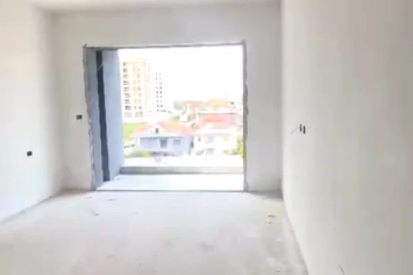 Shtepi ne shitje Apartament ne Tirane, 1+1, Mobilimi Bosh, pa mobiluar, Pagesa 110,000  Euro.