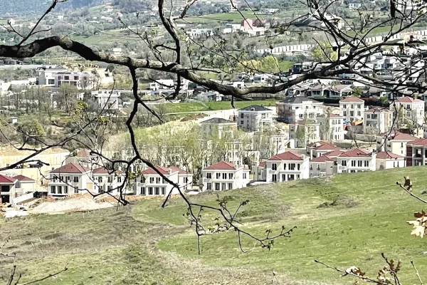 Shtepi ne shitje Vila Luksoze ne Tirane, 5+1, Mobilimi Bosh, pa mobiluar, Pagesa 1,440,400  Euro.