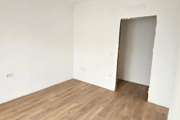 Shtepi ne shitje Apartament ne Tirane, 2+1, Mobilimi Bosh, pa mobiluar, Pagesa 125,000  Euro.