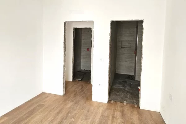 Shtepi ne shitje Apartament ne Tirane, 2+1, Mobilimi Bosh, pa mobiluar, Pagesa 125,000  Euro.