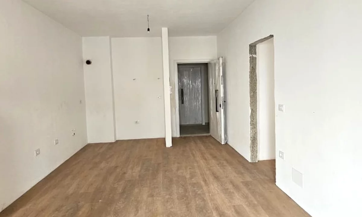 Shtepi ne shitje Apartament ne Tirane, 2+1, Mobilimi Bosh, pa mobiluar, Pagesa 125,000  Euro.