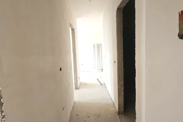 Shtepi ne shitje Apartament ne Tirane, 2+1, Mobilimi Bosh, pa mobiluar, Pagesa 104,600  Euro.