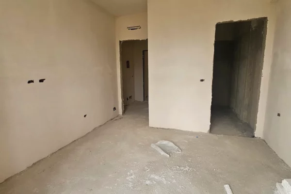 Shtepi ne shitje Apartament ne Tirane, 2+1, Mobilimi Bosh, pa mobiluar, Pagesa 104,600  Euro.