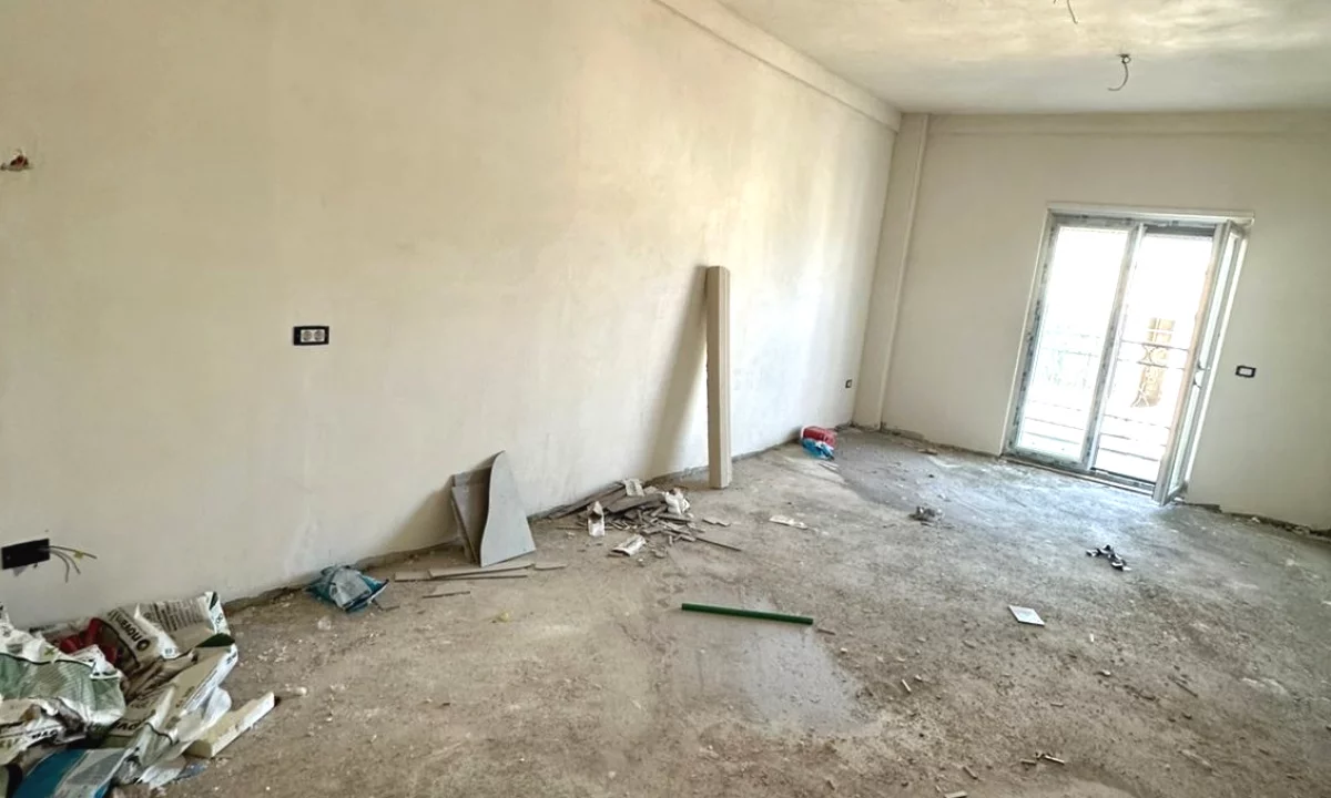 Shtepi ne shitje Apartament ne Tirane, 1+1, Mobilimi Bosh, pa mobiluar, Pagesa 122,500  Euro.